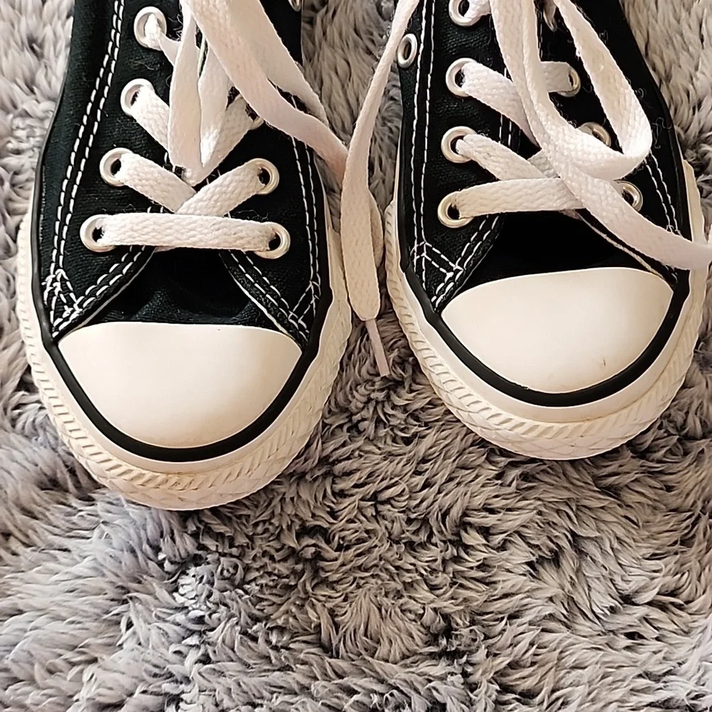 Converse all stare